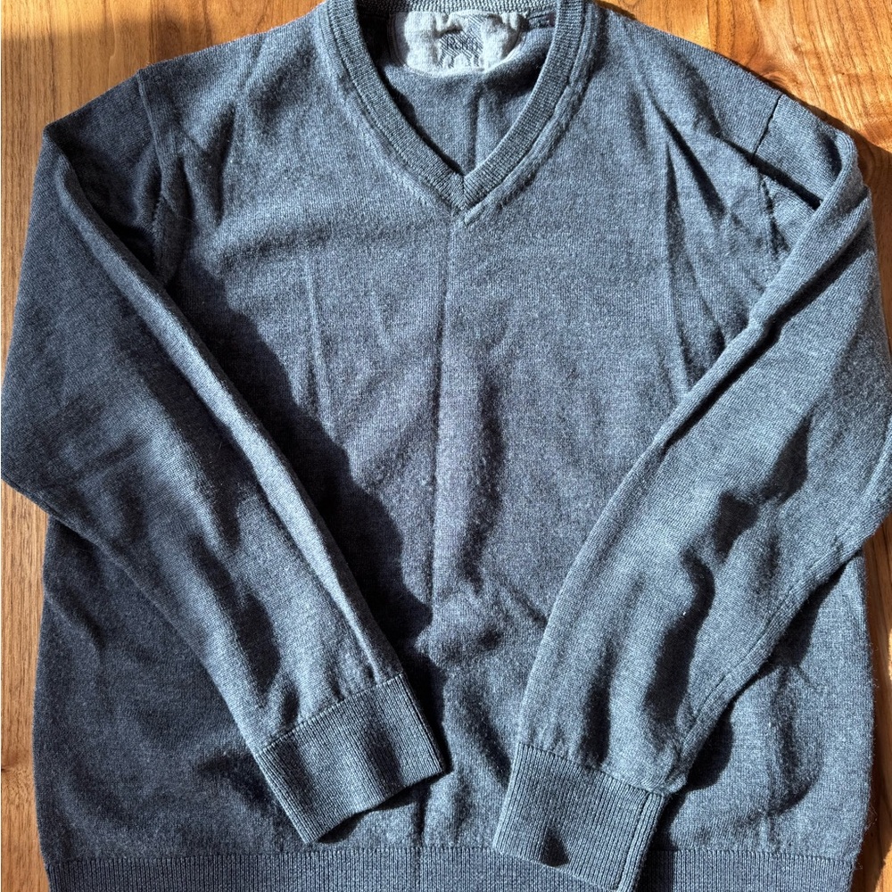 Raffi Men's Gray V-Neck Sweater (fits like medium)